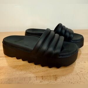 Cougar “Pool Party” slide platform sandals, size 6